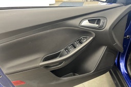 sininen Ford Focus 2016 kuva 15.