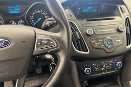 sininen Ford Focus 2016 kuva 17.