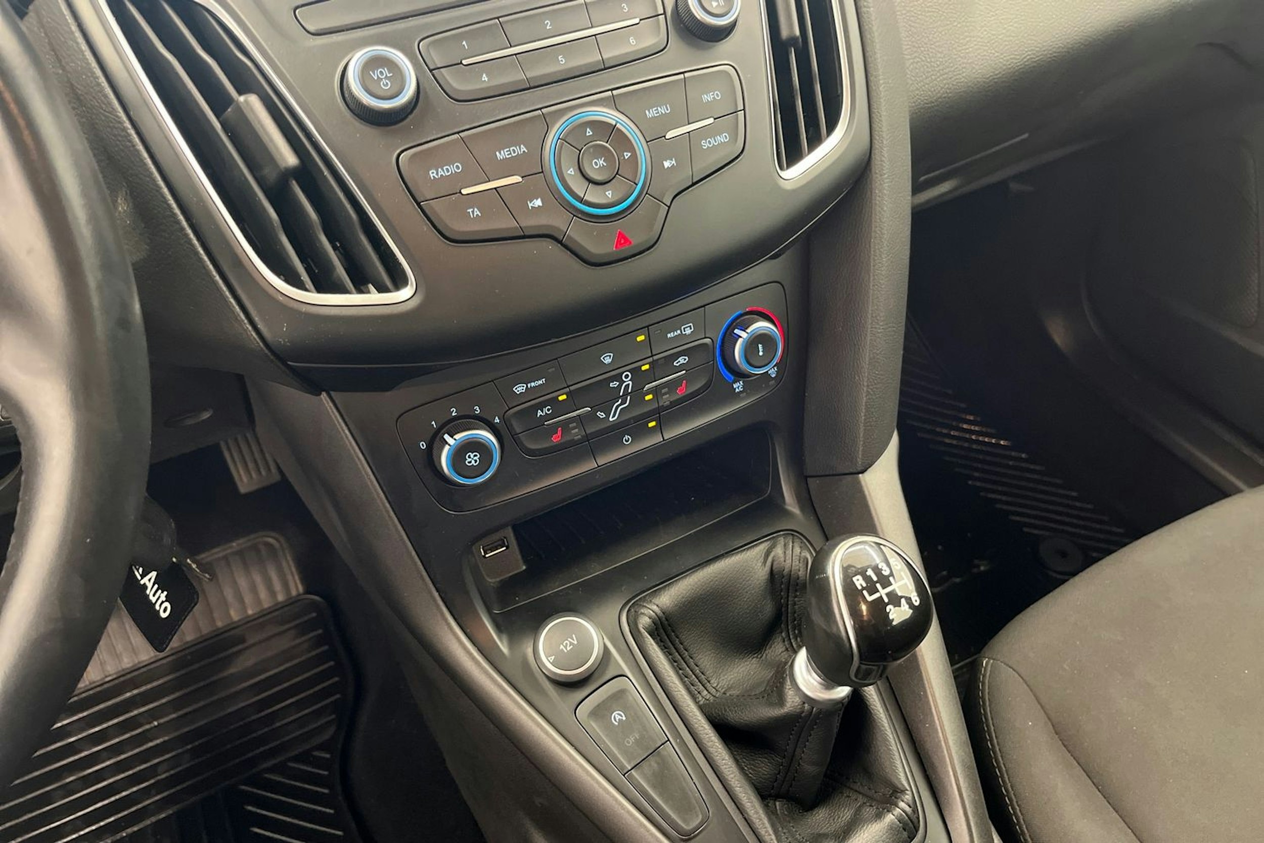 sininen Ford Focus 2016 kuva 18.