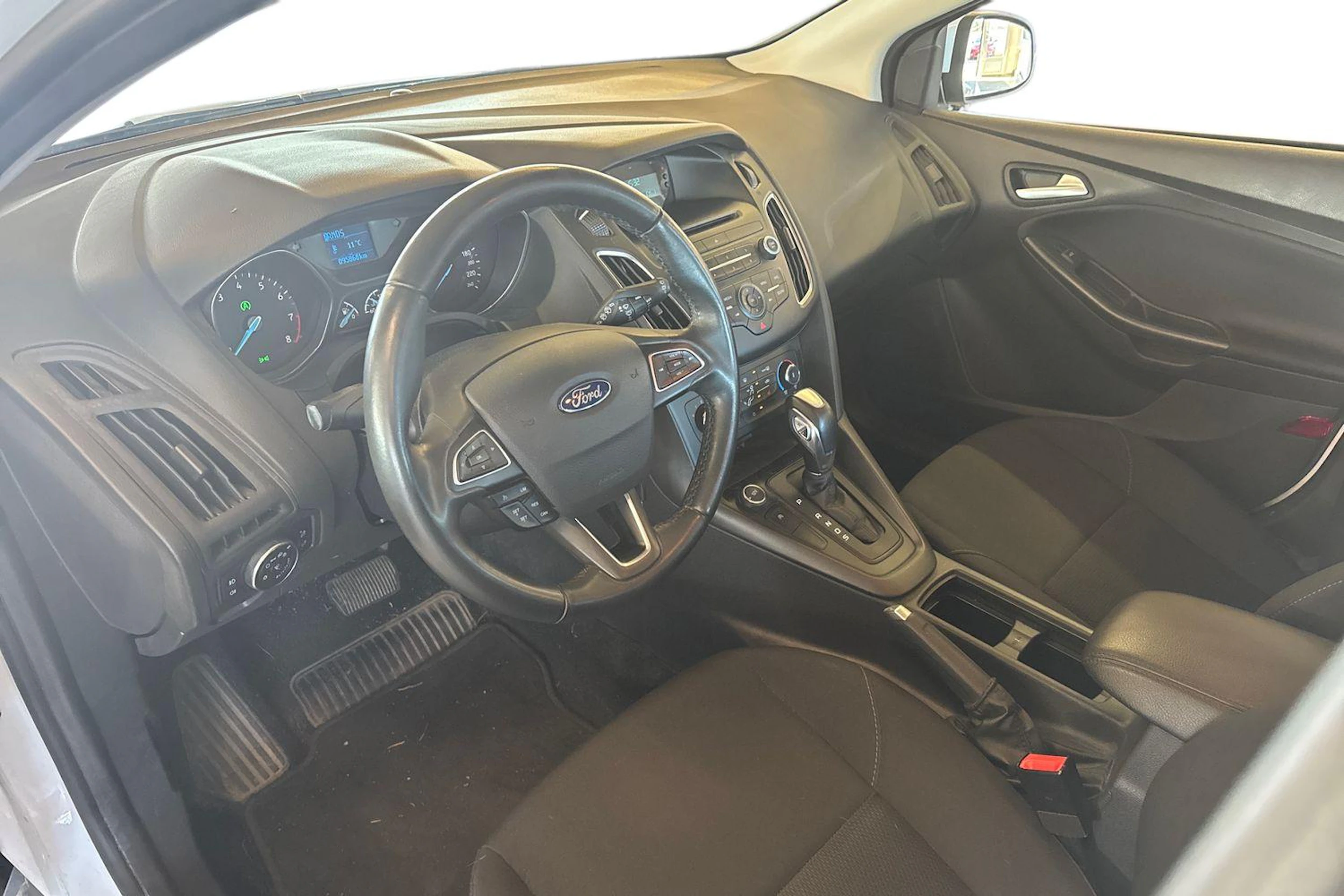 valkoinen Ford Focus 2016 kuva 3.