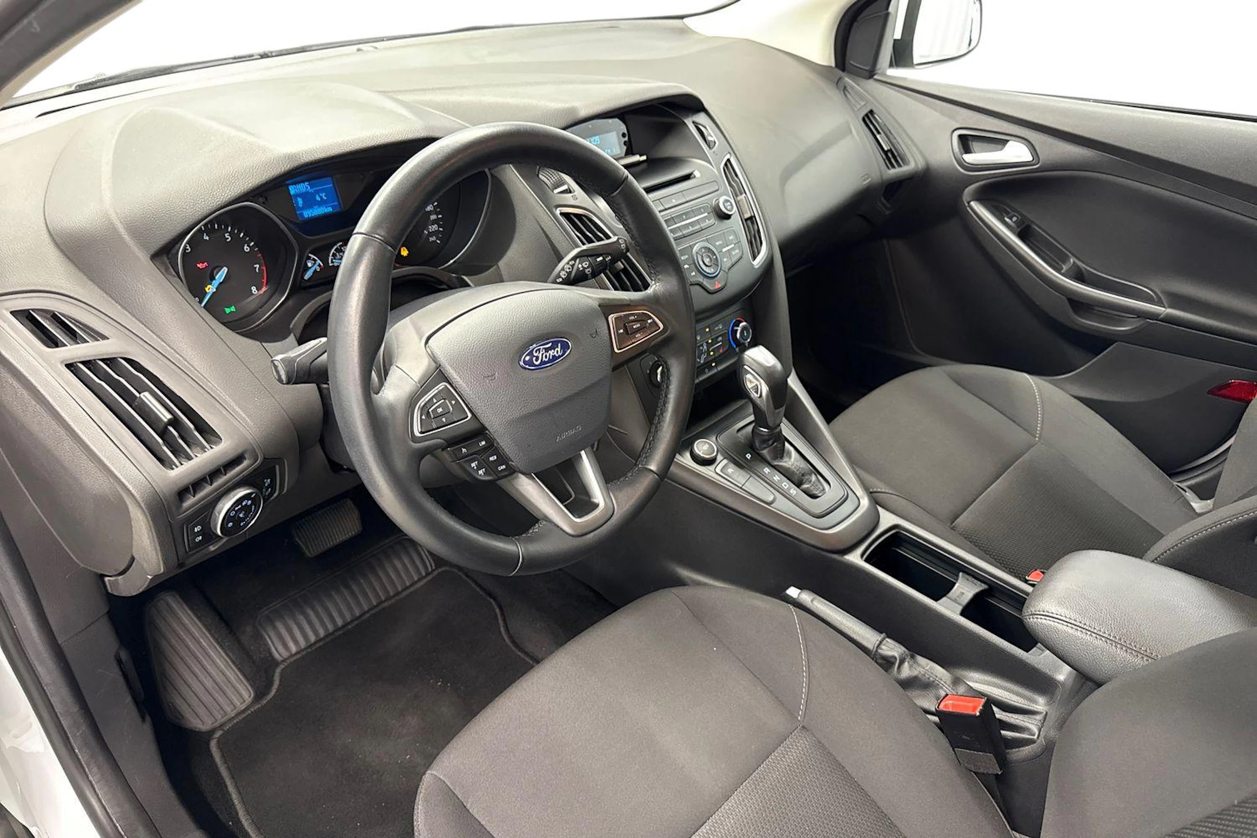 valkoinen Ford Focus 2016 kuva 6.