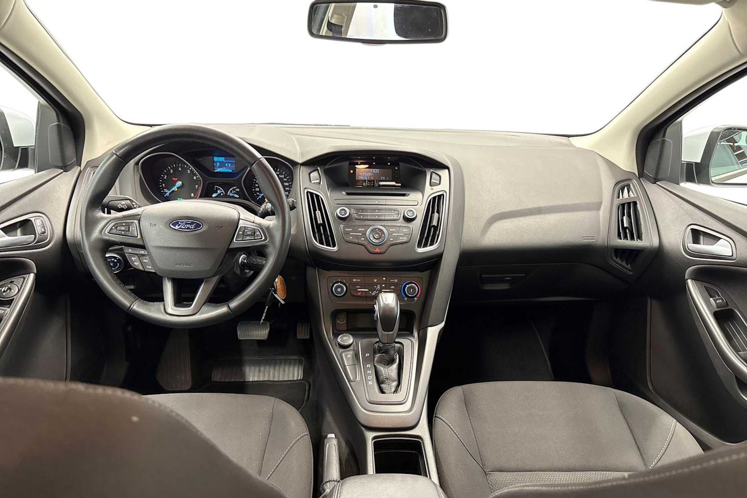 valkoinen Ford Focus 2016 kuva 7.
