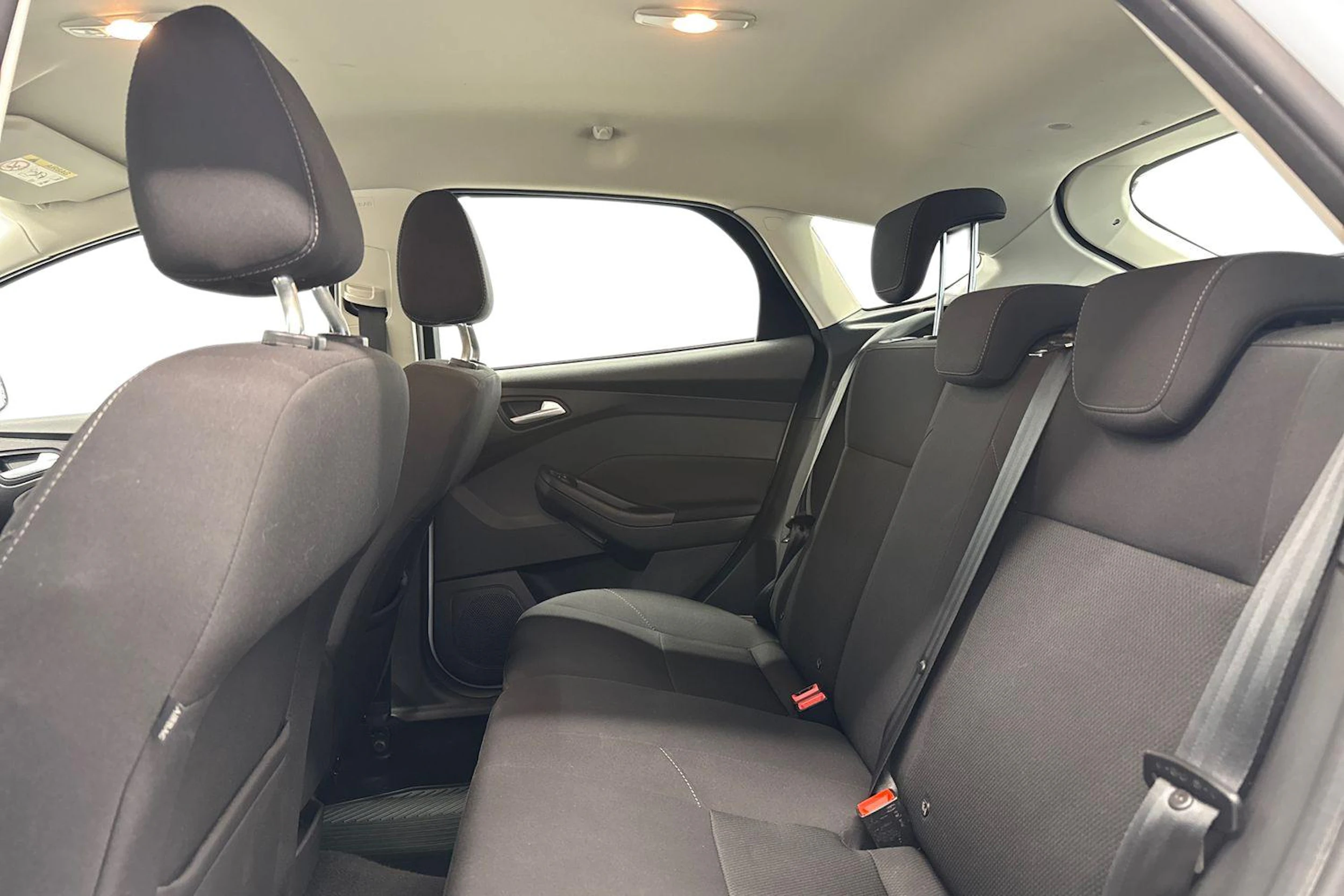 valkoinen Ford Focus 2016 kuva 8.