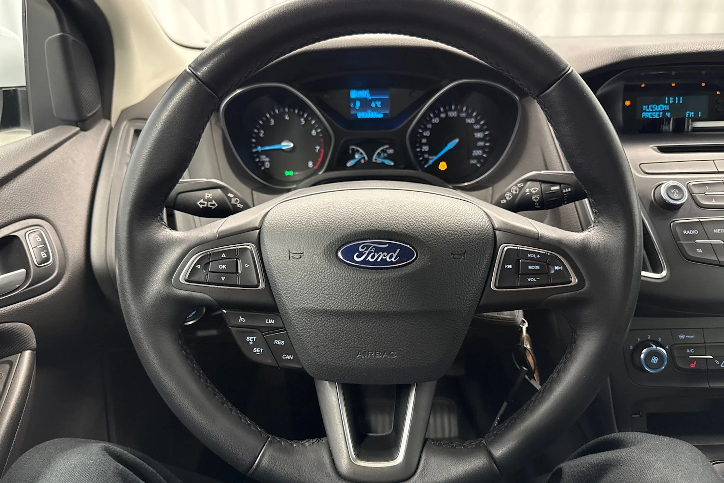 valkoinen Ford Focus 2016 kuva 11.