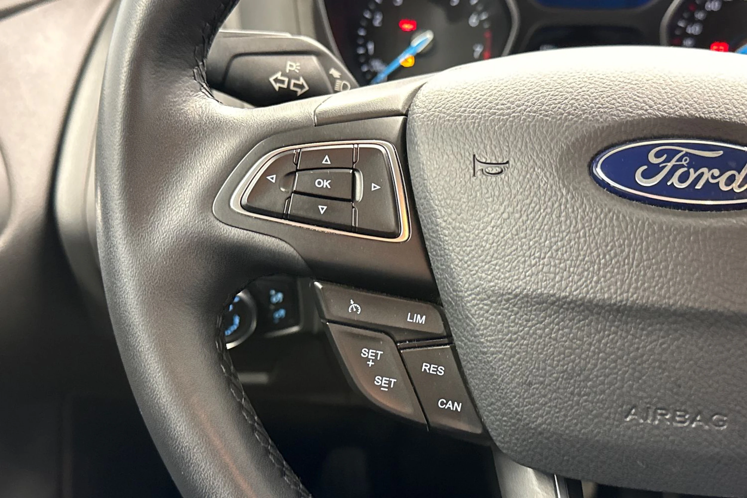 valkoinen Ford Focus 2016 kuva 12.