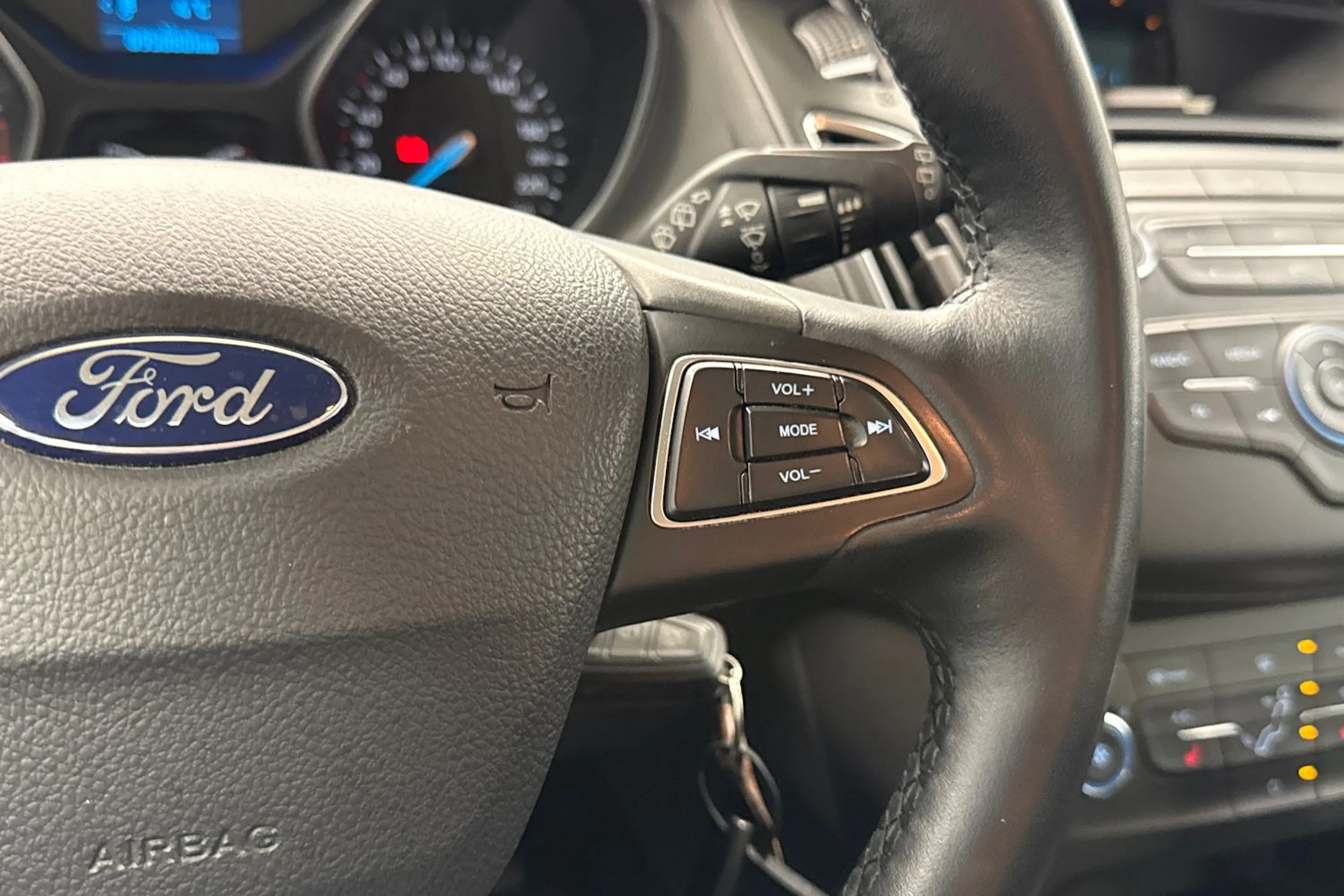 valkoinen Ford Focus 2016 kuva 13.
