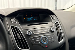 valkoinen Ford Focus 2016 kuva 16.