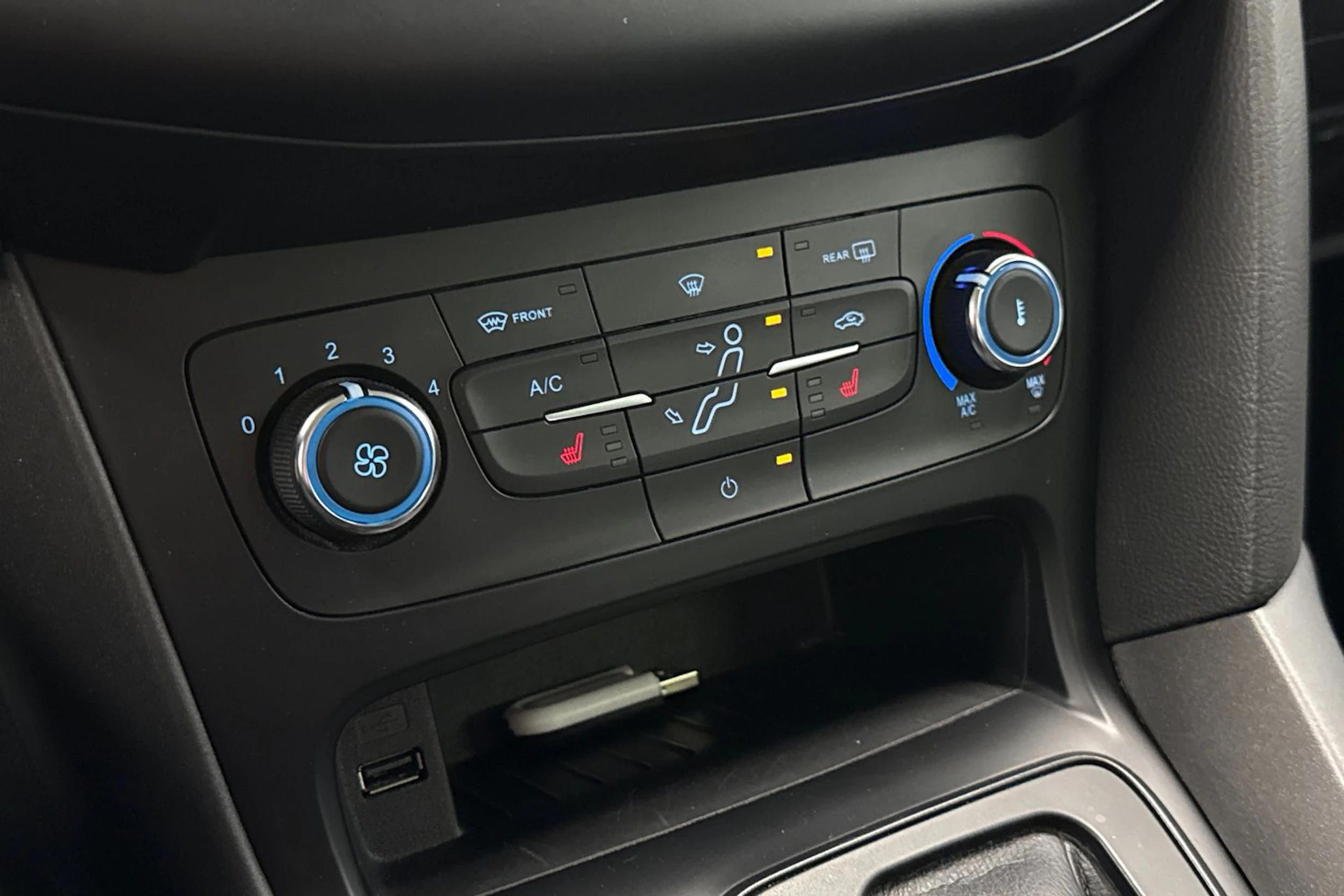 valkoinen Ford Focus 2016 kuva 17.