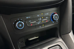 valkoinen Ford Focus 2016 kuva 17.
