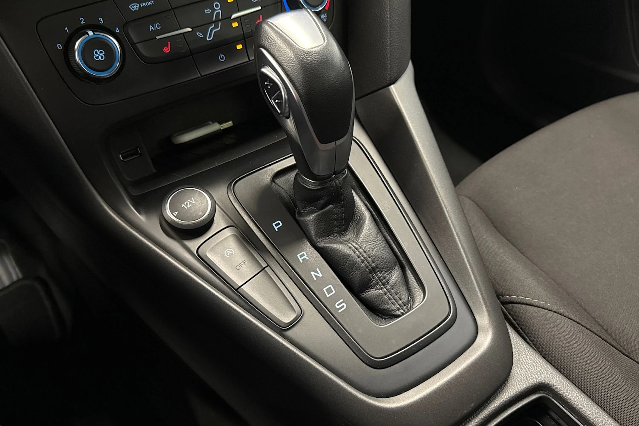 valkoinen Ford Focus 2016 kuva 18.