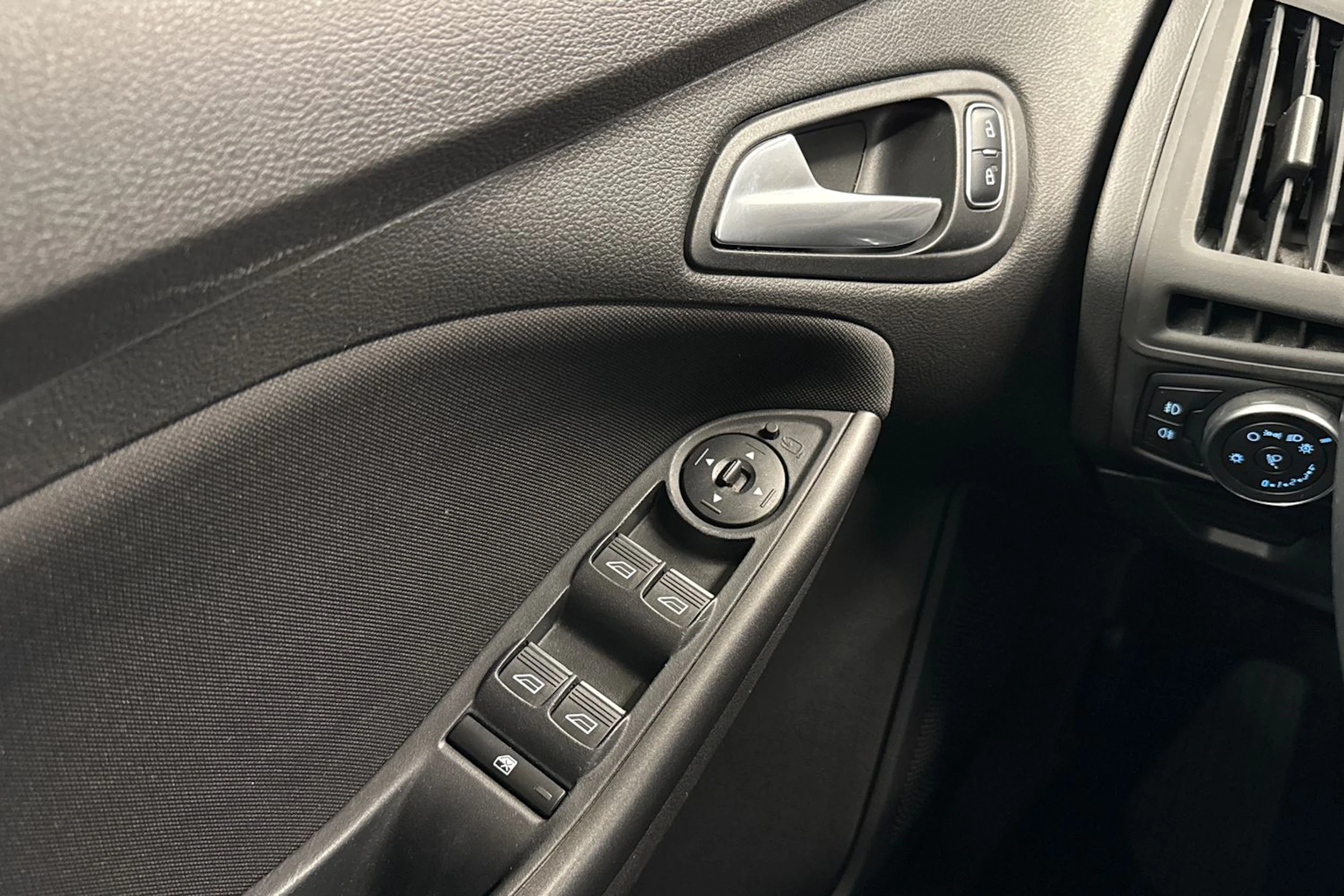 valkoinen Ford Focus 2016 kuva 19.
