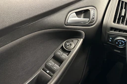 valkoinen Ford Focus 2016 kuva 19.
