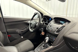 valkoinen Ford Focus 2016 kuva 22.