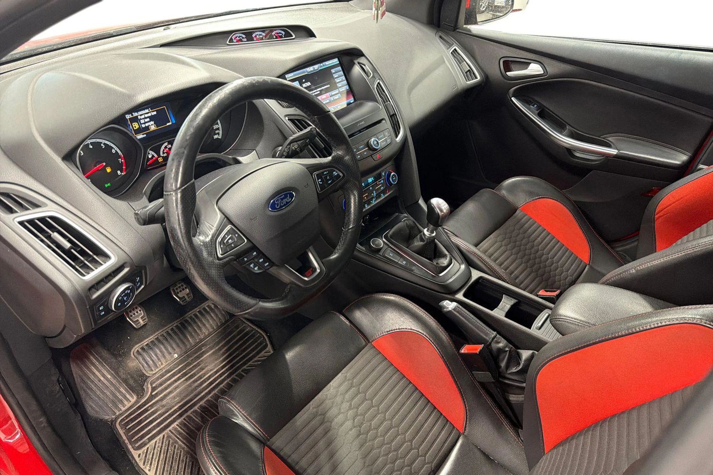 punainen Ford Focus 2016 kuva 3.