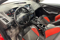 punainen Ford Focus 2016 kuva 3.