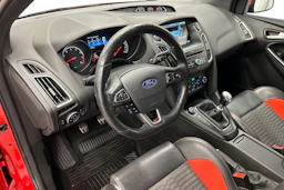 punainen Ford Focus 2016 kuva 6.