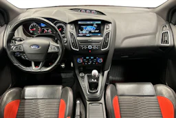 punainen Ford Focus 2016 kuva 7.