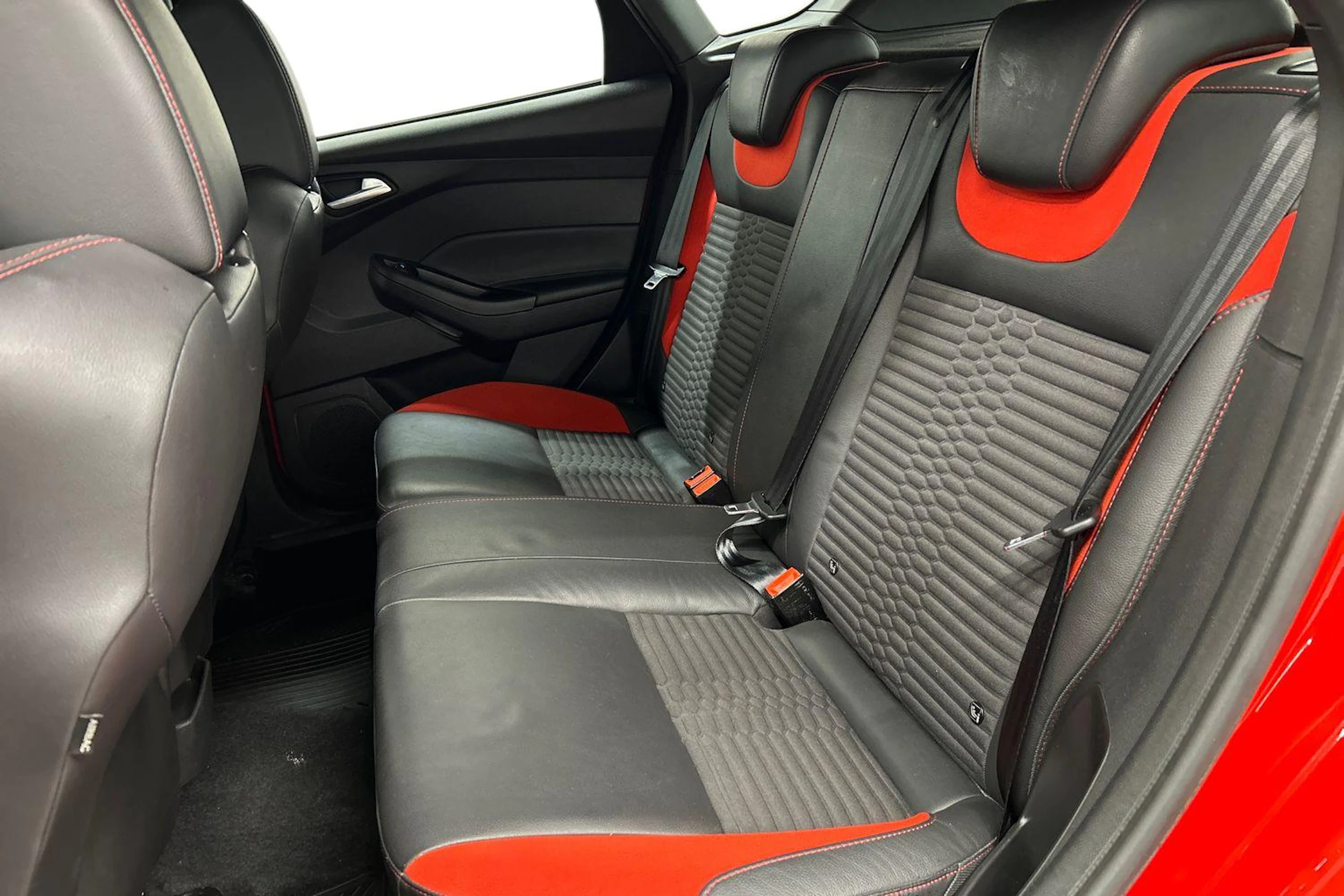 punainen Ford Focus 2016 kuva 8.