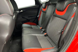 punainen Ford Focus 2016 kuva 8.