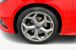 punainen Ford Focus 2016 kuva 9.