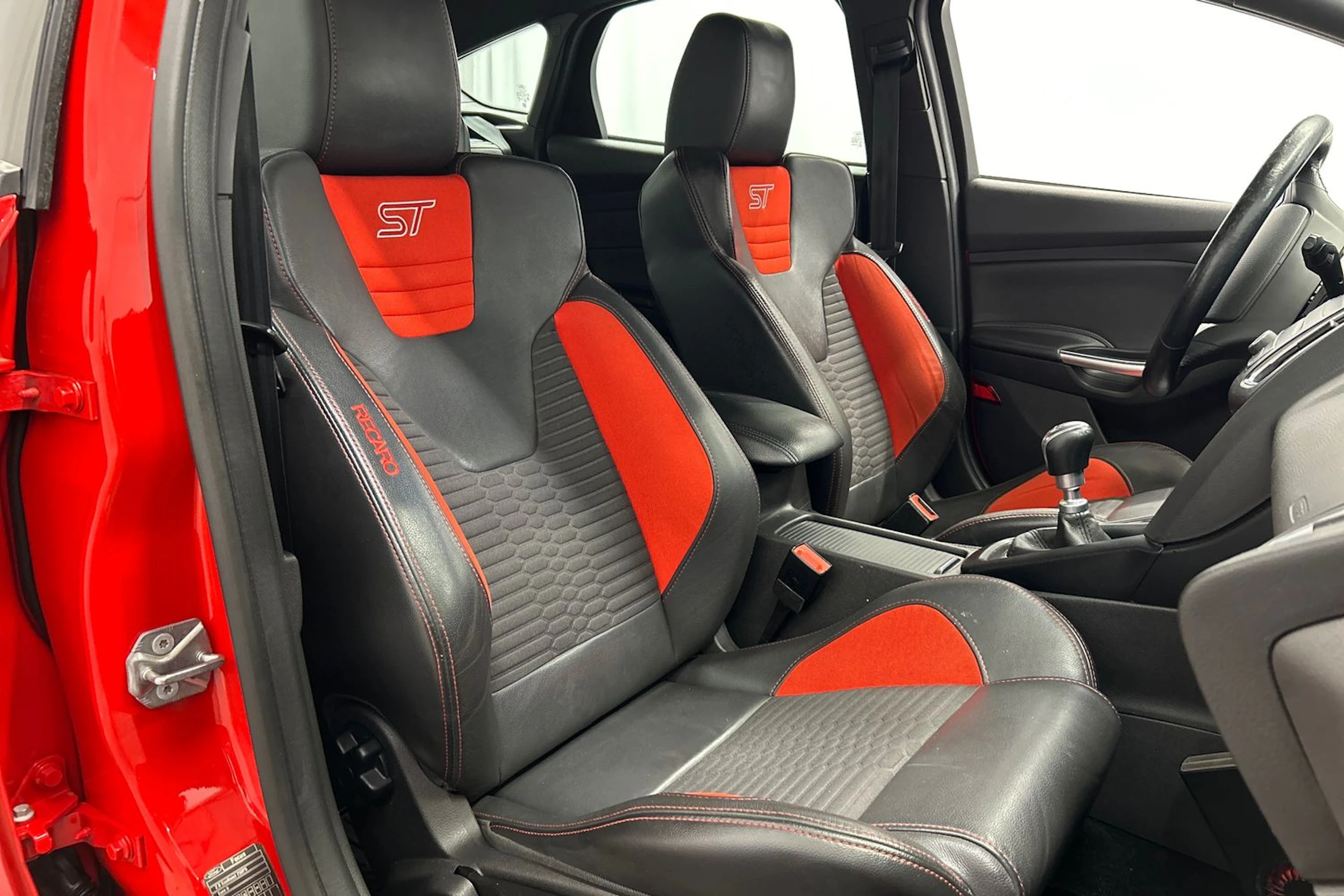punainen Ford Focus 2016 kuva 11.
