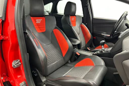 punainen Ford Focus 2016 kuva 11.