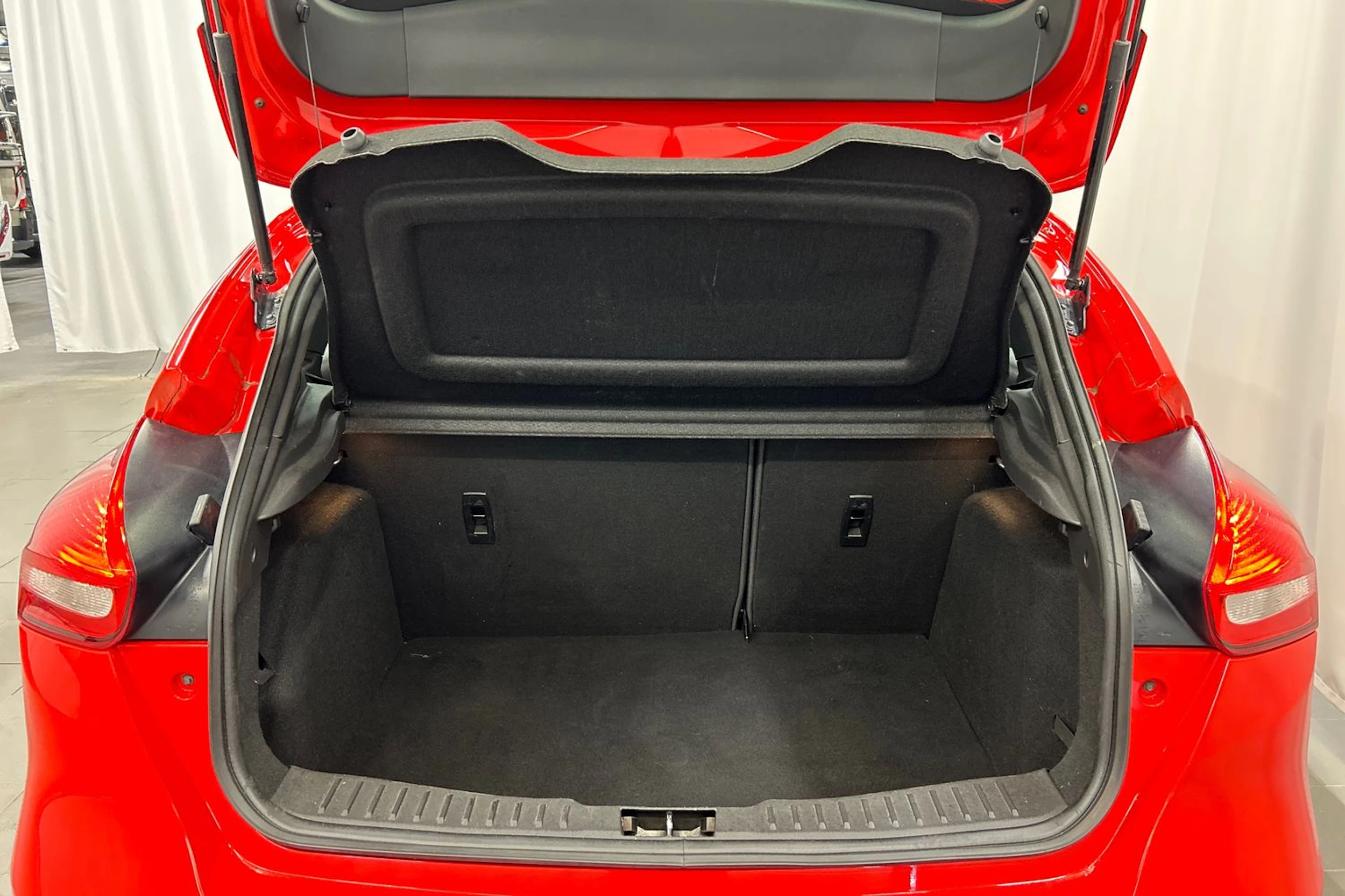 punainen Ford Focus 2016 kuva 12.