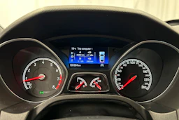 punainen Ford Focus 2016 kuva 13.