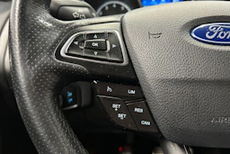 punainen Ford Focus 2016 kuva 14.
