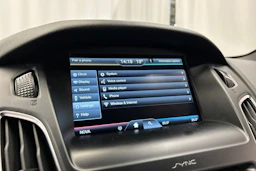 punainen Ford Focus 2016 kuva 17.