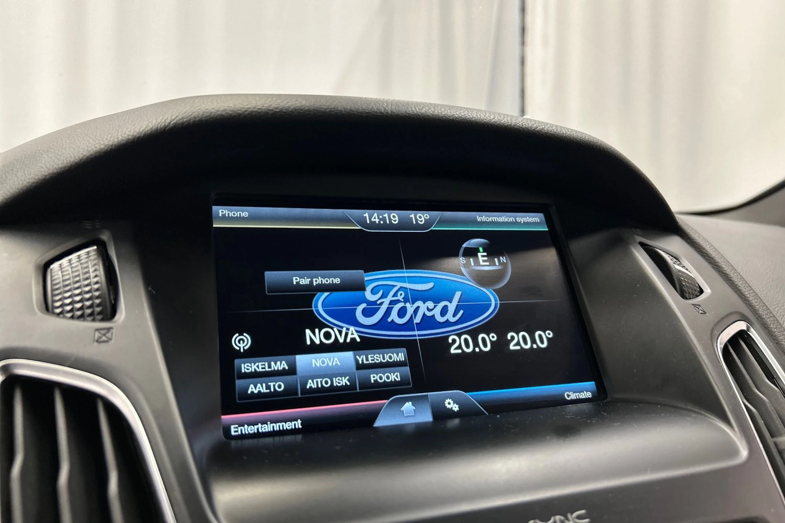 punainen Ford Focus 2016 kuva 18.