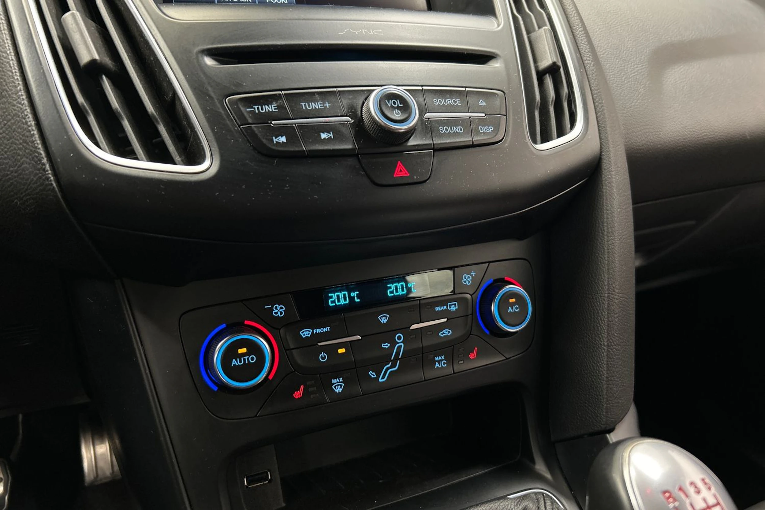 punainen Ford Focus 2016 kuva 19.