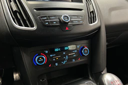 punainen Ford Focus 2016 kuva 19.