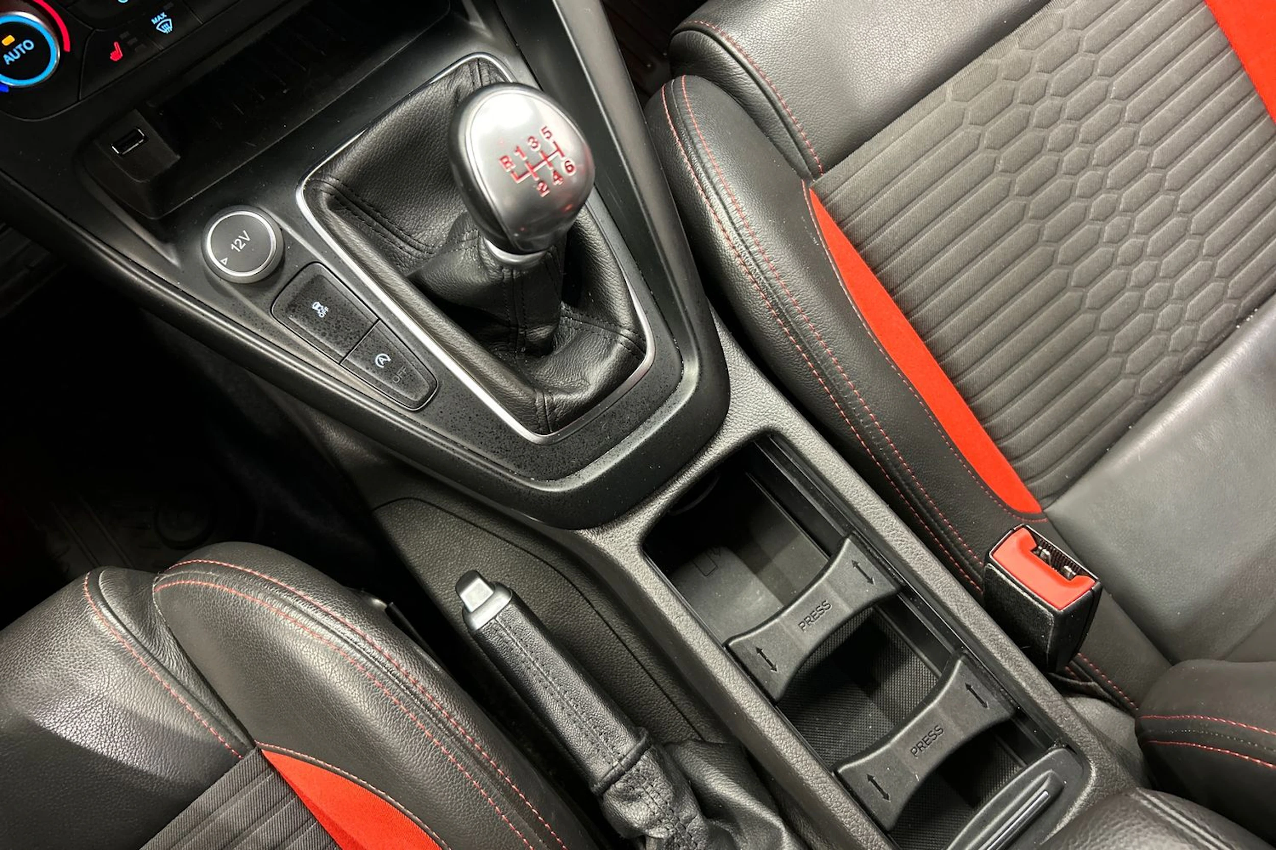 punainen Ford Focus 2016 kuva 20.