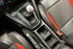 punainen Ford Focus 2016 kuva 20.