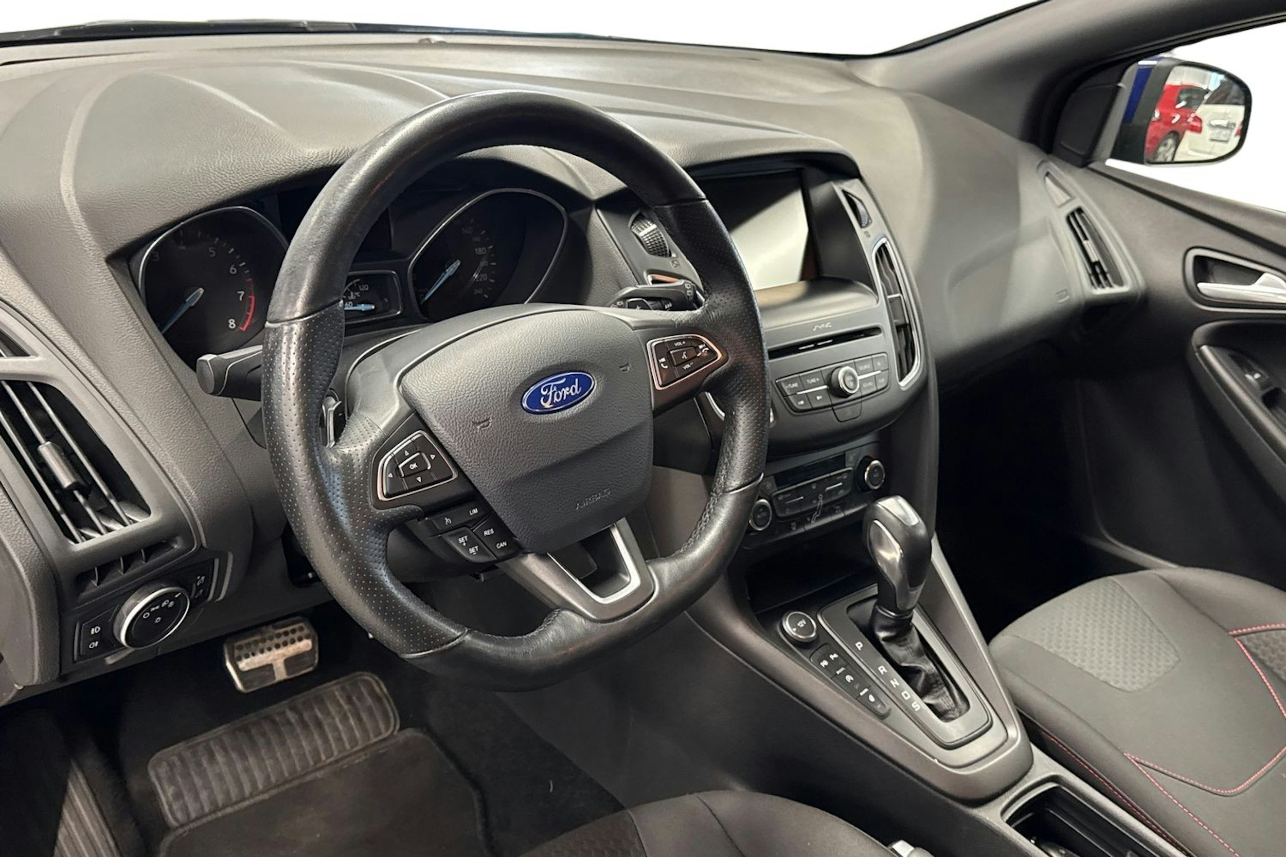 sininen Ford Focus 2016 kuva 7.