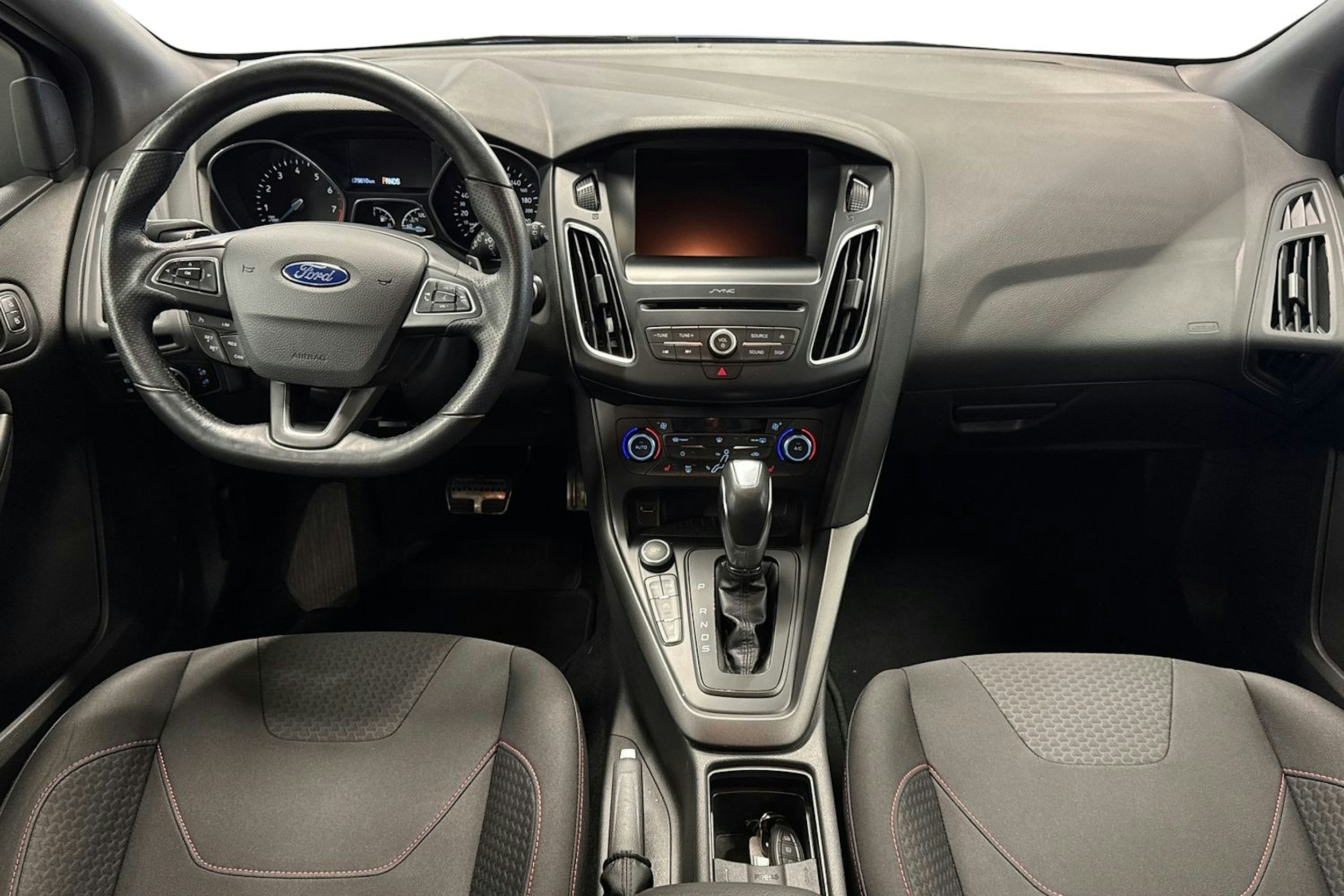 sininen Ford Focus 2016 kuva 9.