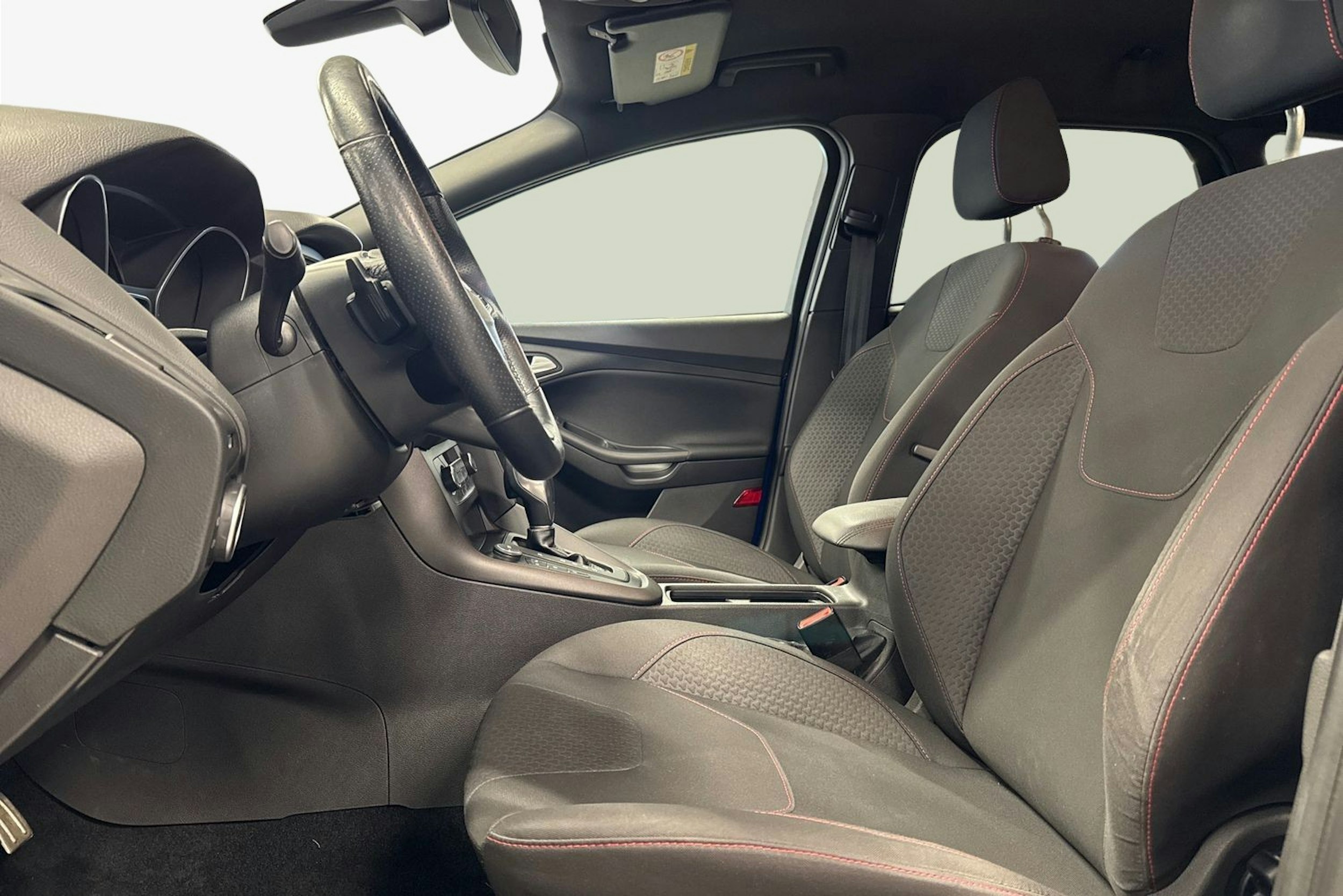 sininen Ford Focus 2016 kuva 11.