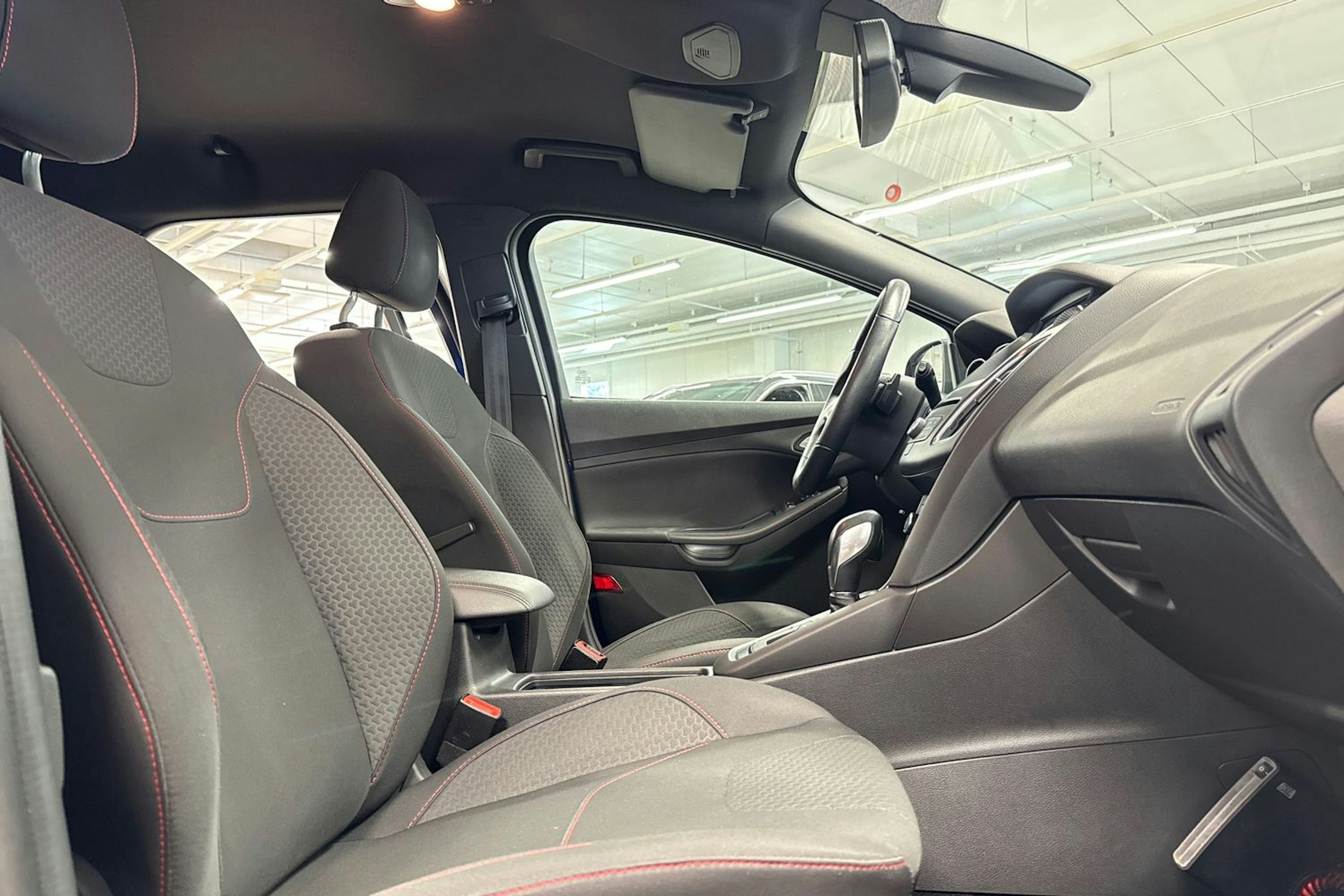 sininen Ford Focus 2016 kuva 13.