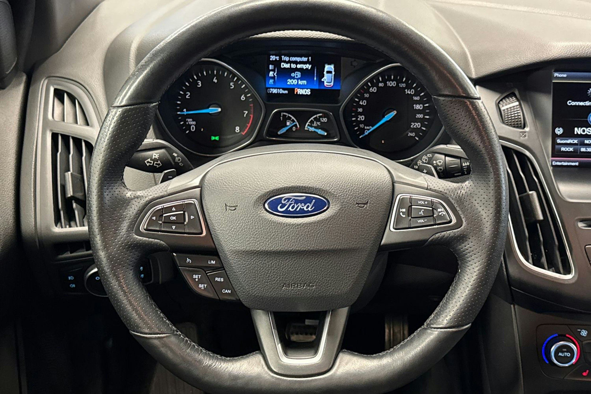 sininen Ford Focus 2016 kuva 14.