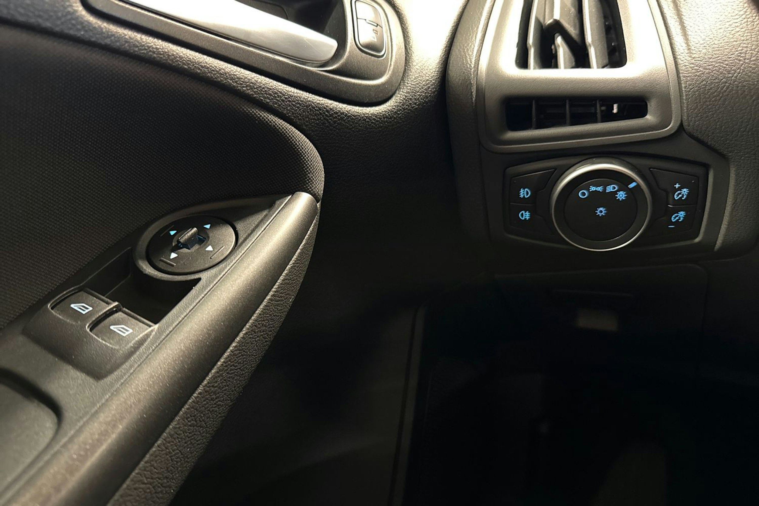 sininen Ford Focus 2016 kuva 18.