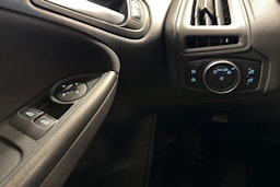 sininen Ford Focus 2016 kuva 18.