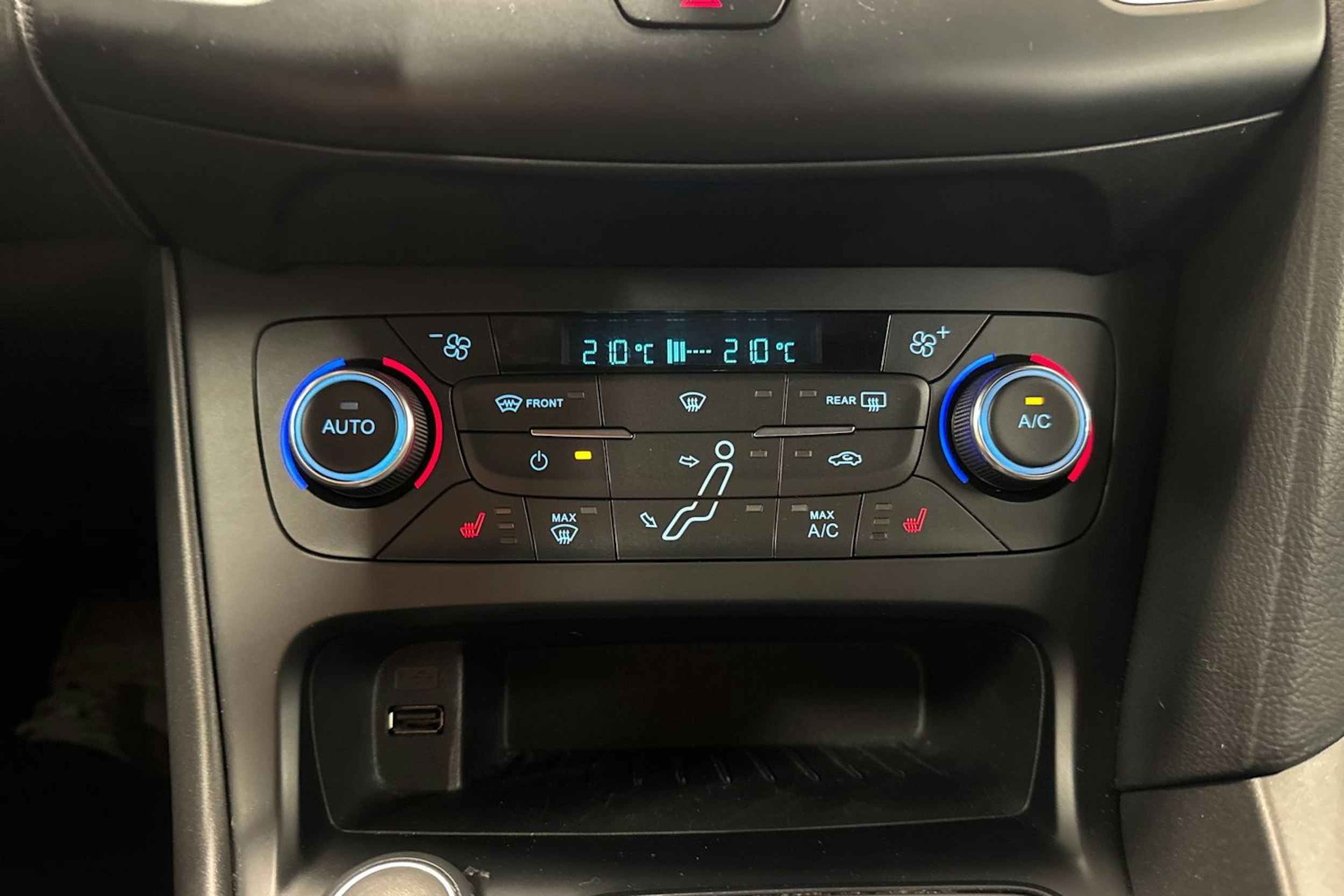 sininen Ford Focus 2016 kuva 26.