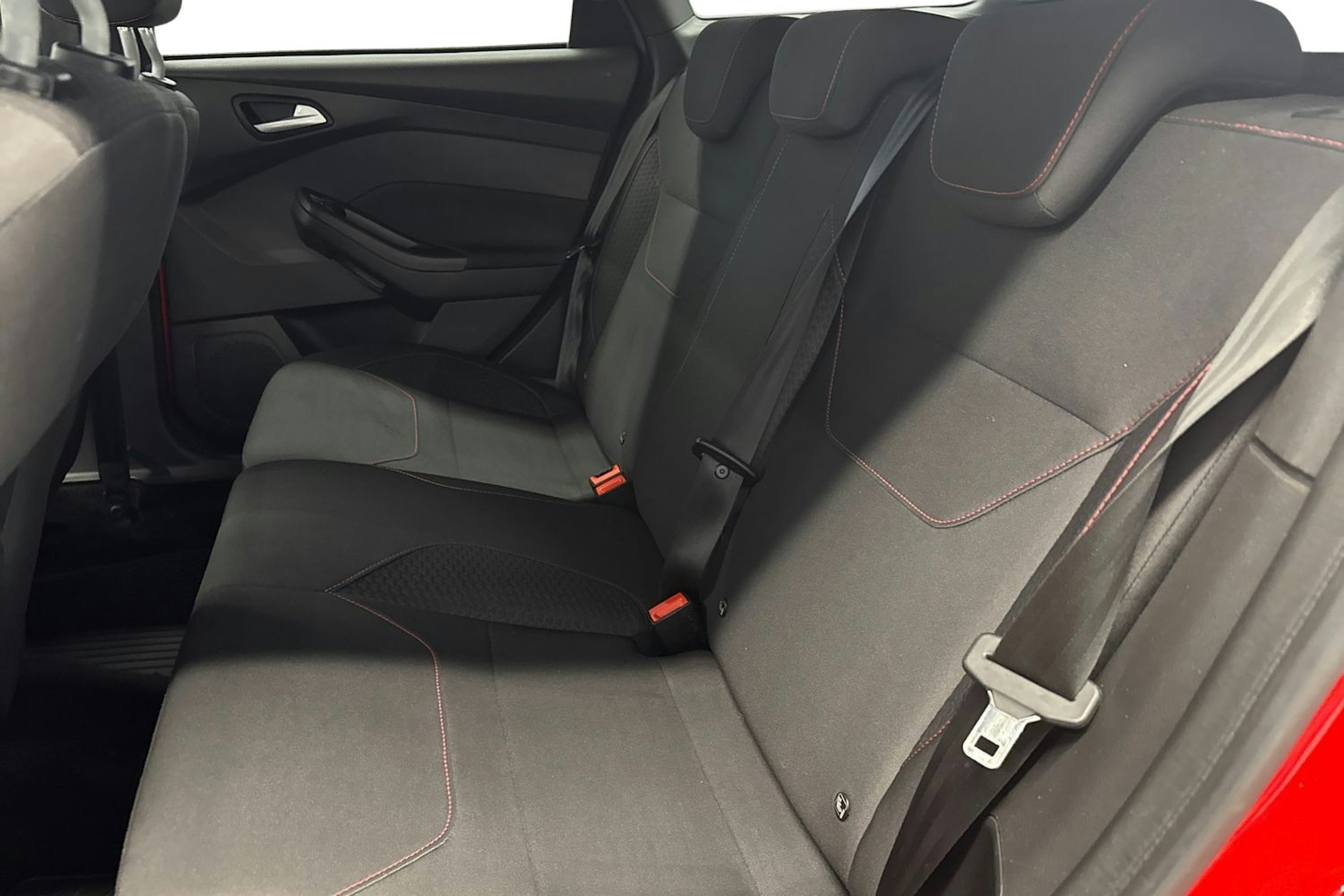 punainen Ford Focus 2016 kuva 10.