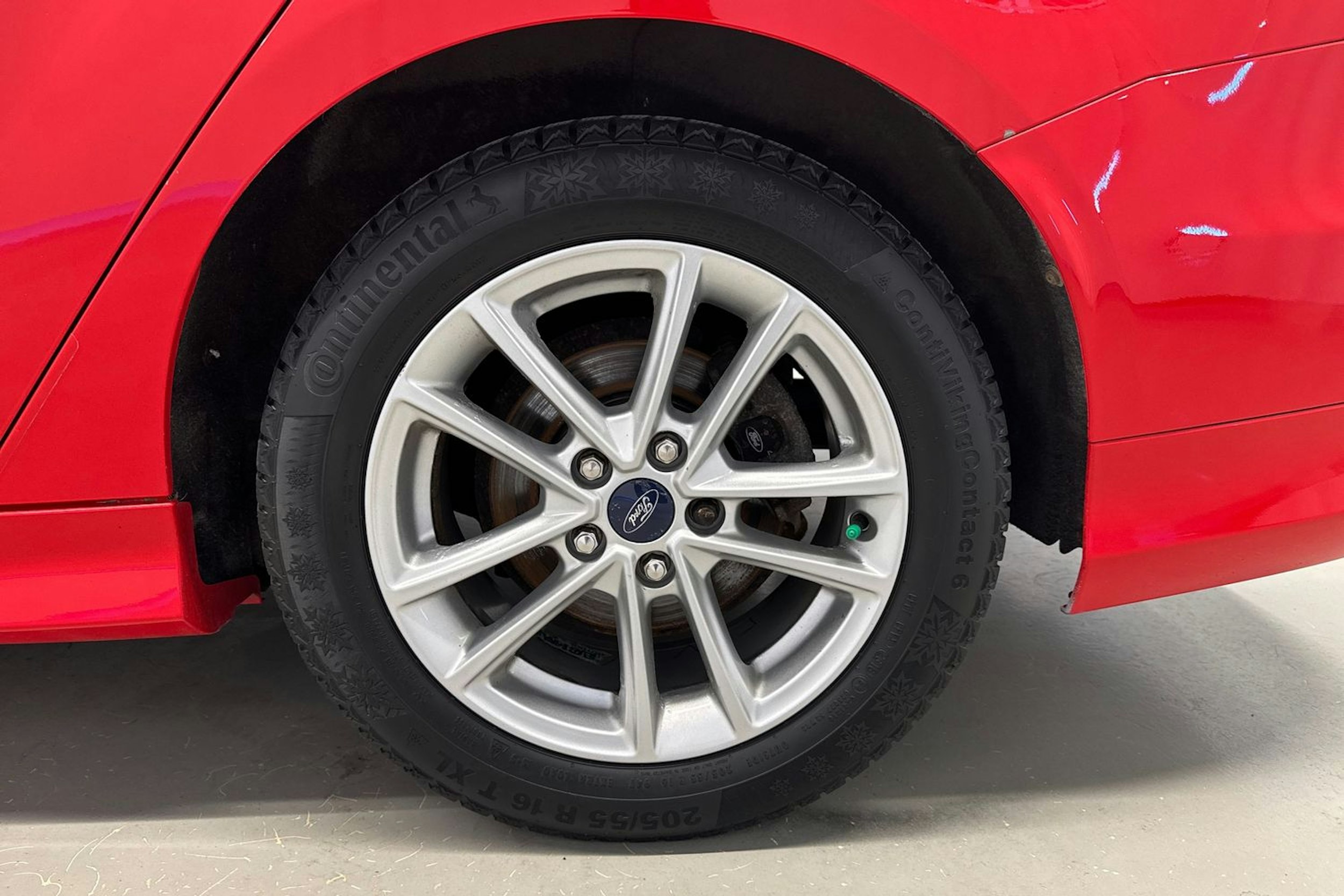 punainen Ford Focus 2016 kuva 13.