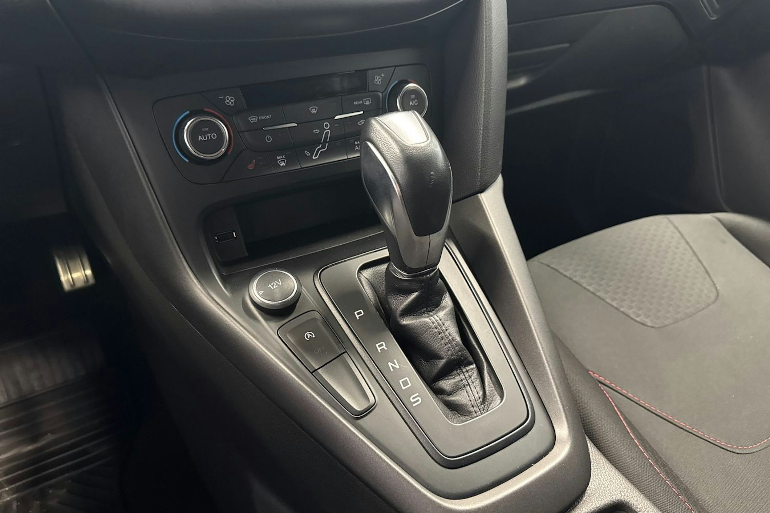 punainen Ford Focus 2016 kuva 14.