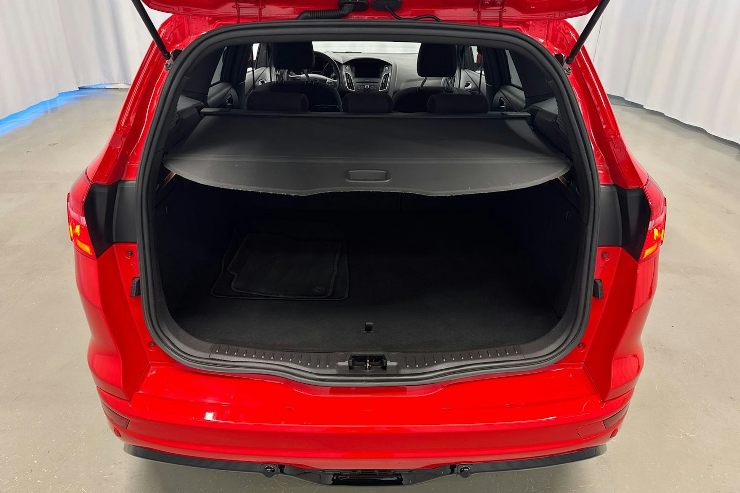 punainen Ford Focus 2016 kuva 16.