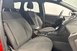 punainen Ford Focus 2016 kuva 17.