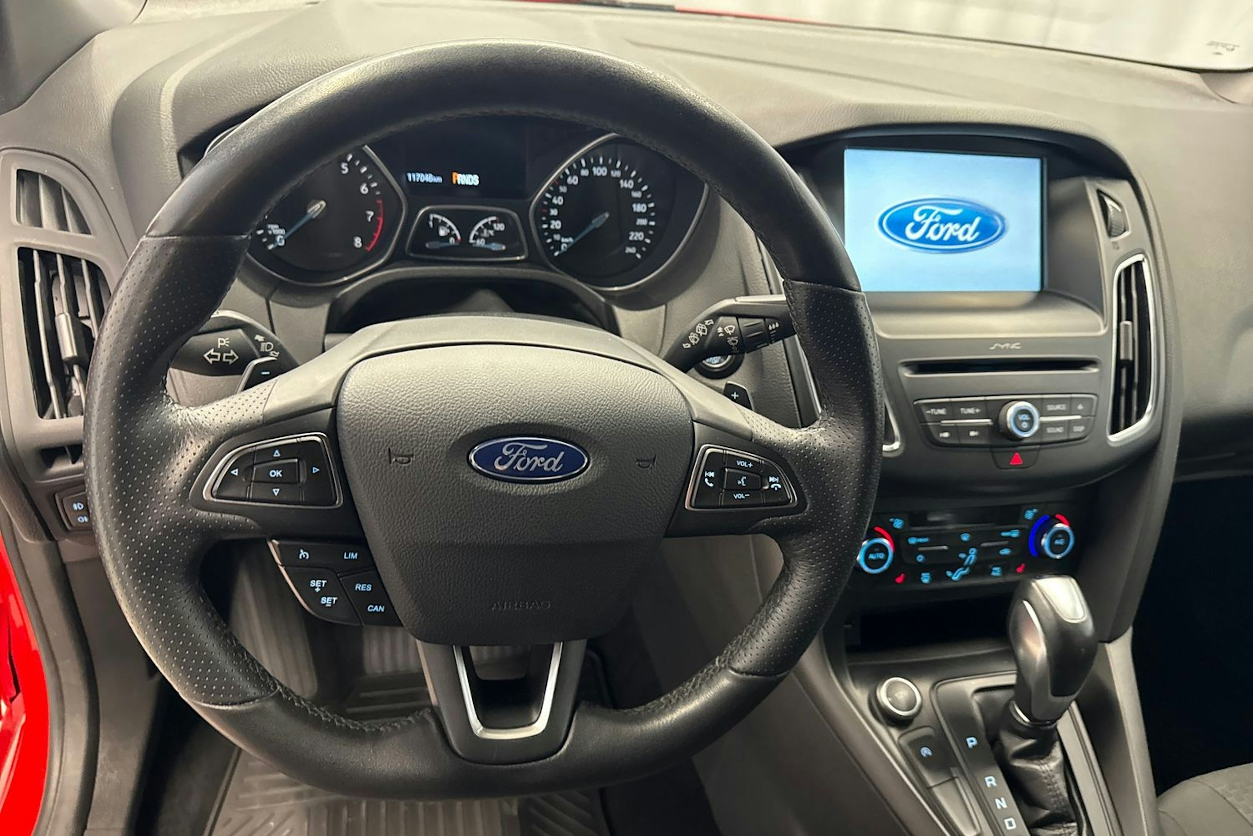 punainen Ford Focus 2016 kuva 18.