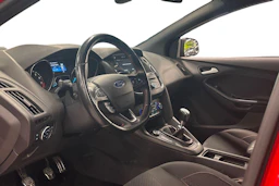punainen Ford Focus 2017 kuva 3.